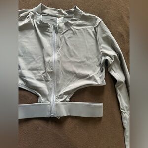 Grey long sleeve crop top #activewear
With mesh, zipper, stretch fabric